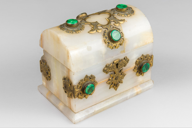 A 19th century agate, malachite and ormolu scent casket. Price realised £350.