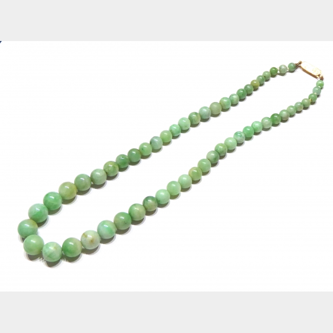 A 19TH CENTURY 9CT GOLD AND CHINESE JADE NECKLACE