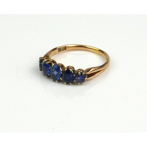 A EARLY/MID 20TH CENTURY 18CT GOLD RING SET WITH FIVE GRADUATING SAPPHIRES