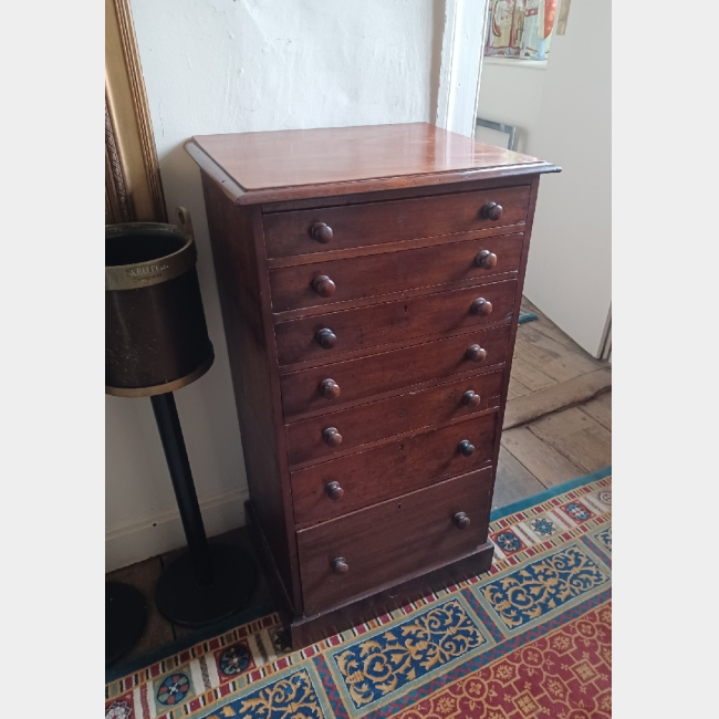 Small mahogany chest of drawers