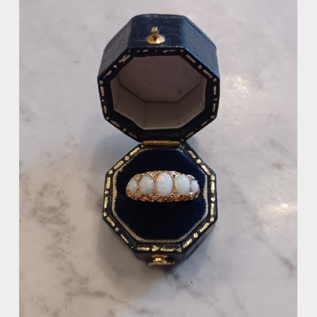 18ct Gold Opal Ring