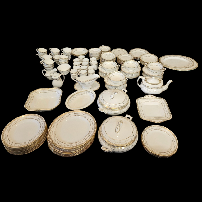 SPODE, AN EXTENSIVE SET OF VINTAGE ‘QUEEN’S GATE’ PORCELAIN DINNER SERVICE